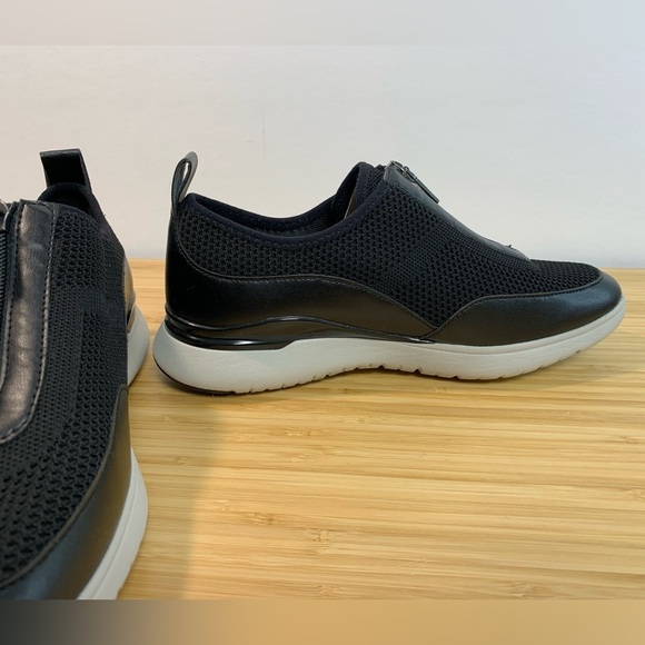 NEW Rockport Women's 7.5 Total Motion Zip On Sneakers - Picture 2 of 8